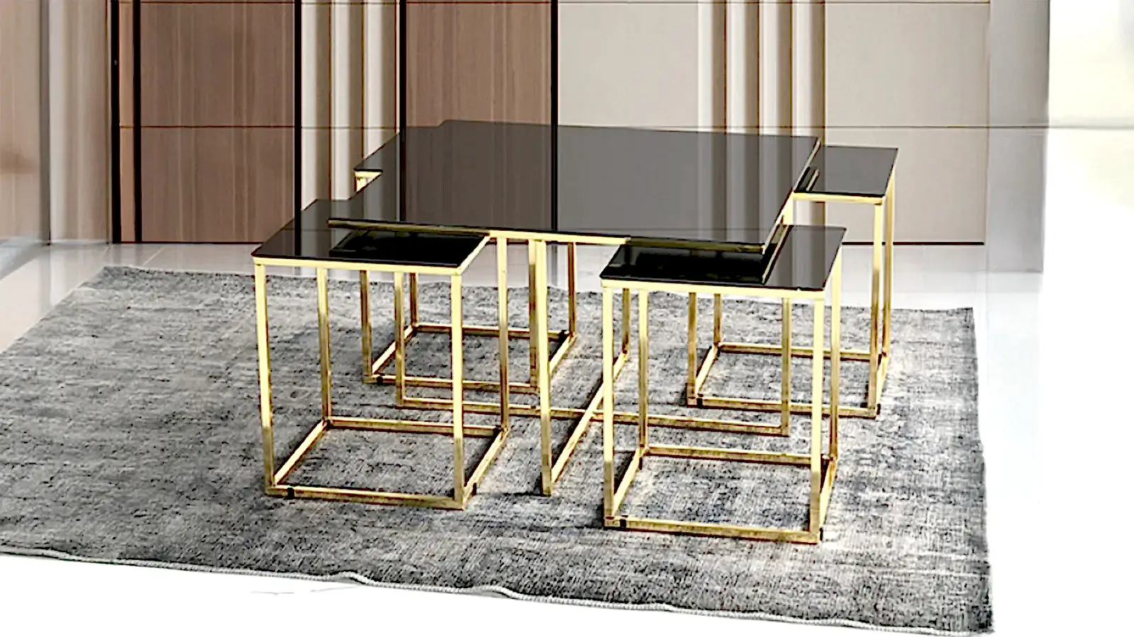 YAVRULU SEHPA AÇIK CEVİZ Yavrulu Sehpa Açık Ceviz modeli, altın sarısı metal ayaklı ve cam yüzeyli modern sehpa seti